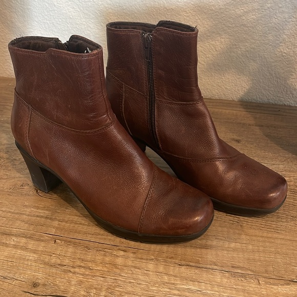 Clarks size 7.5 brown leather boots - Picture 2 of 3